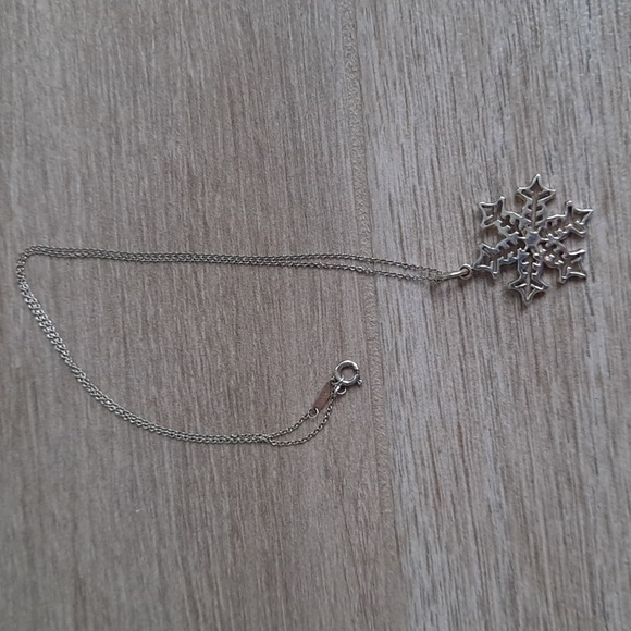 Authentic Tiffany & Co. Snowflake pendant necklace - Picture 2 of 16